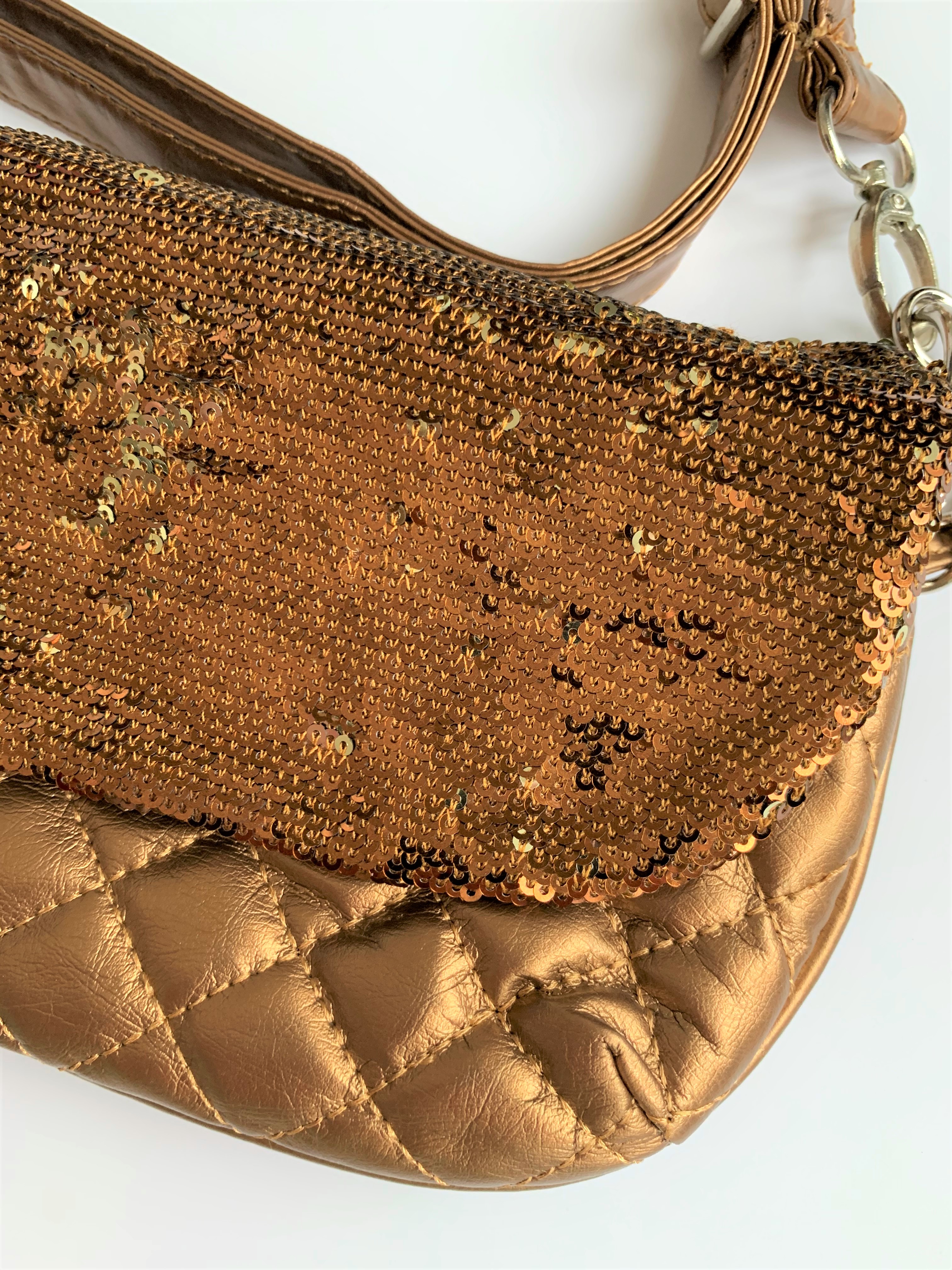 Kabelka společenská měděná s flítry