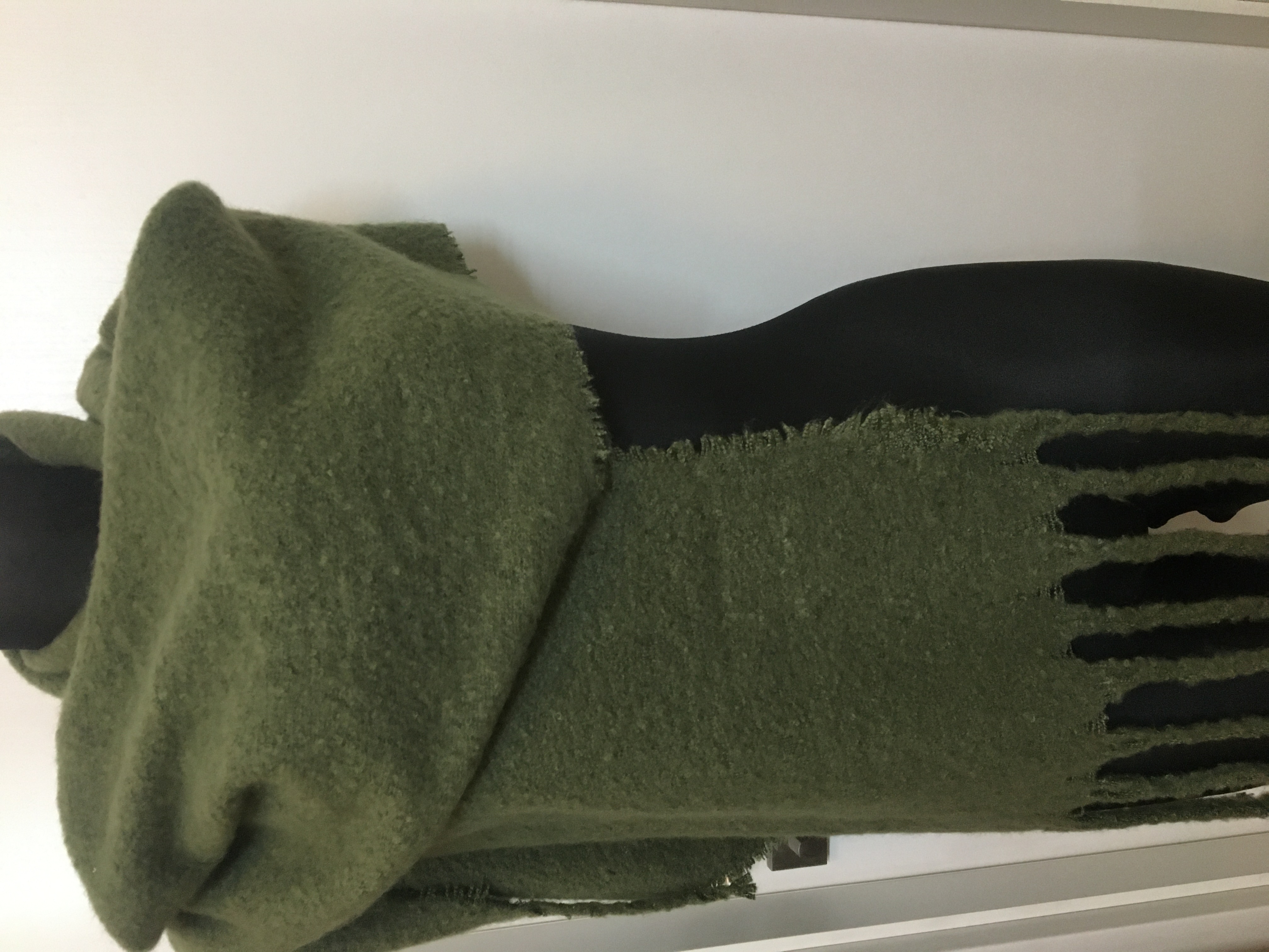 Šála zimní zelená s dredy 185 cm