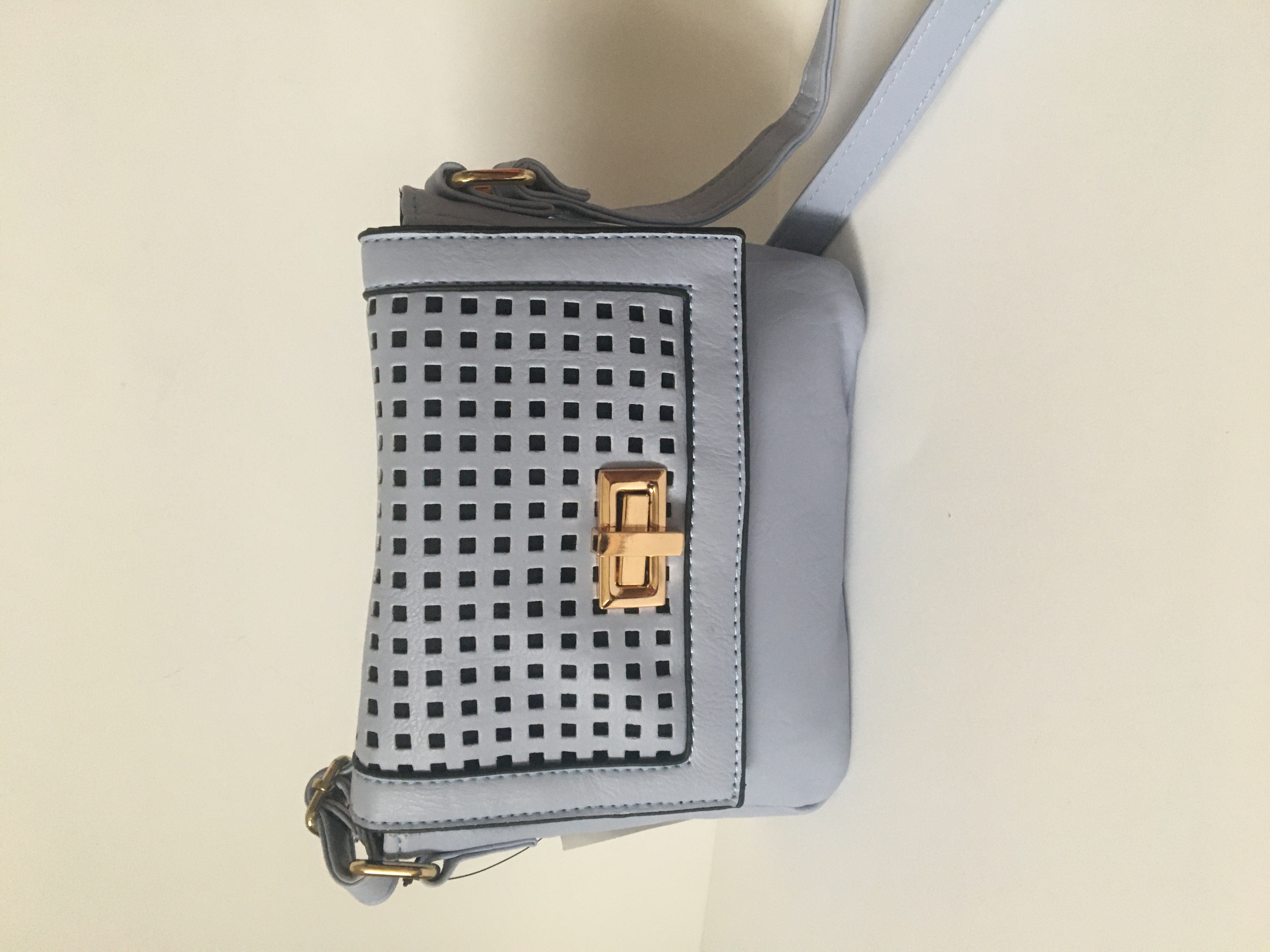 Kabelka malá fialová perforovaná