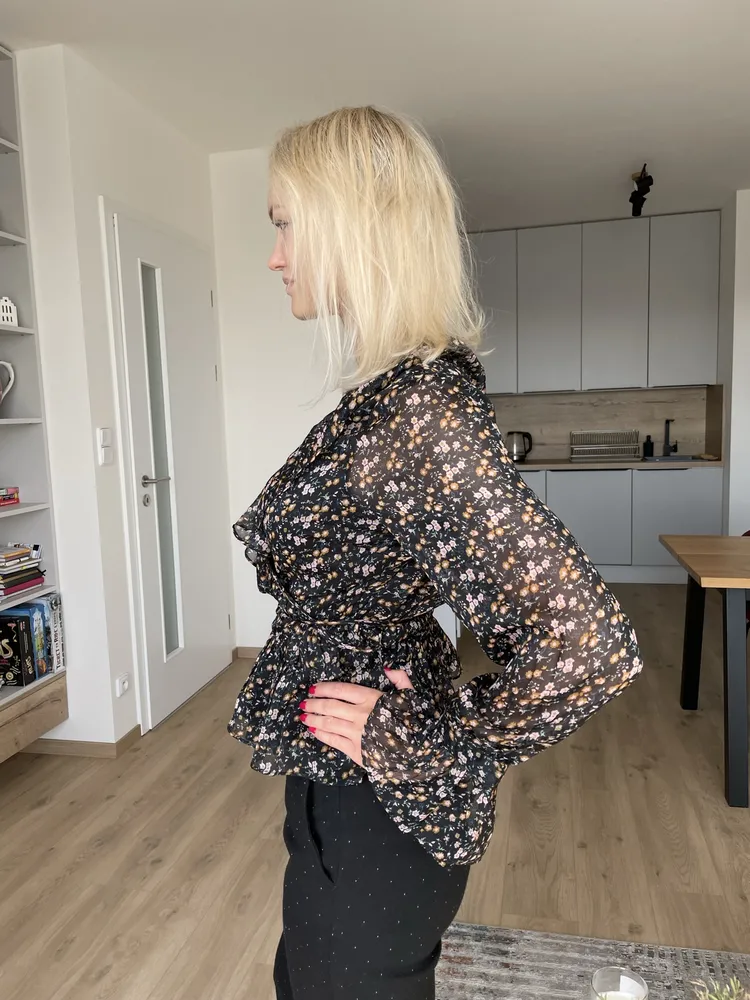 Halenka About You zavinovací černá s květinami vel. 38