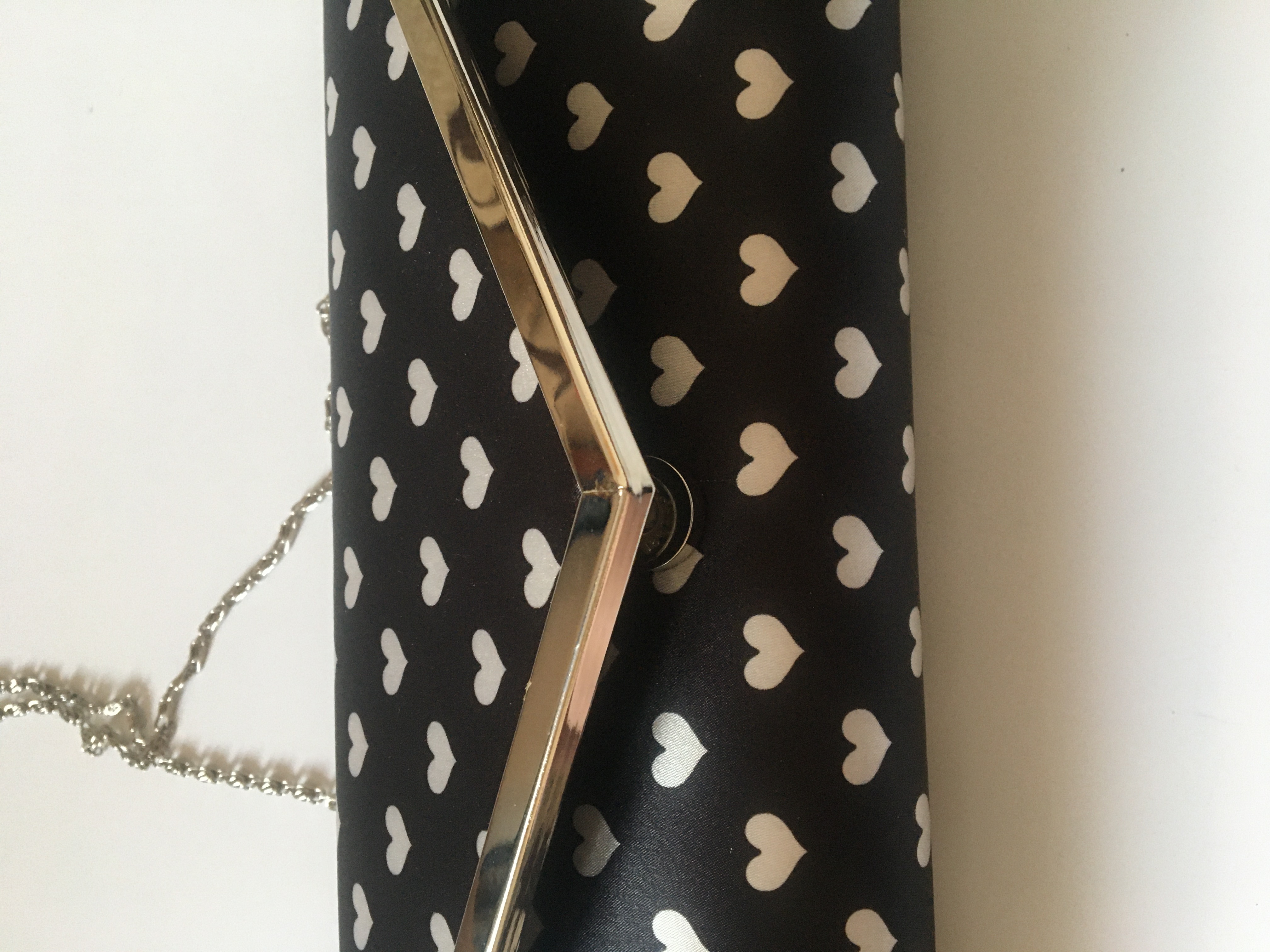 Kabelka společenská černá s potiskem srdce