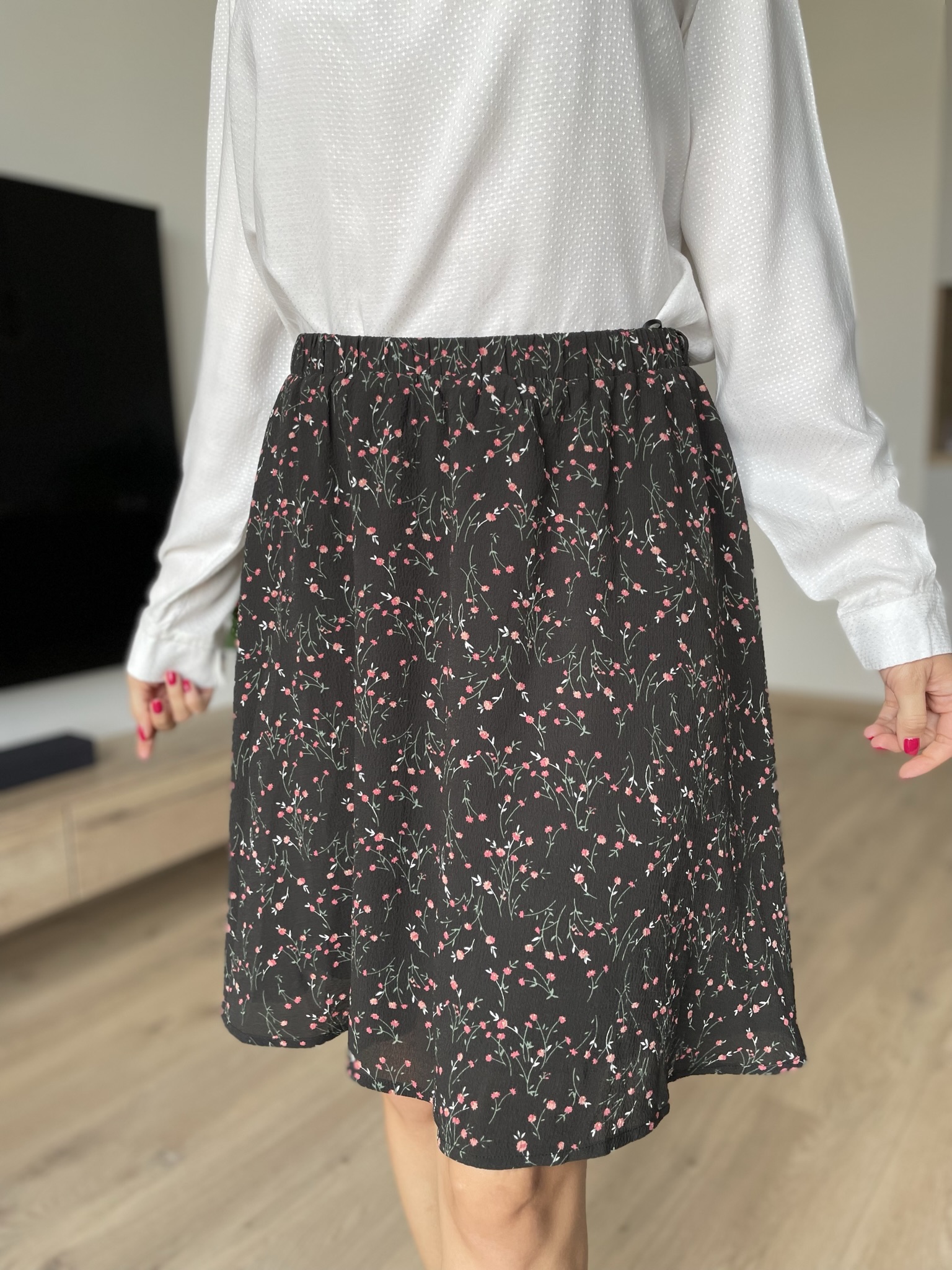 Sukně About You černá s květinovým vzorem vel. 40