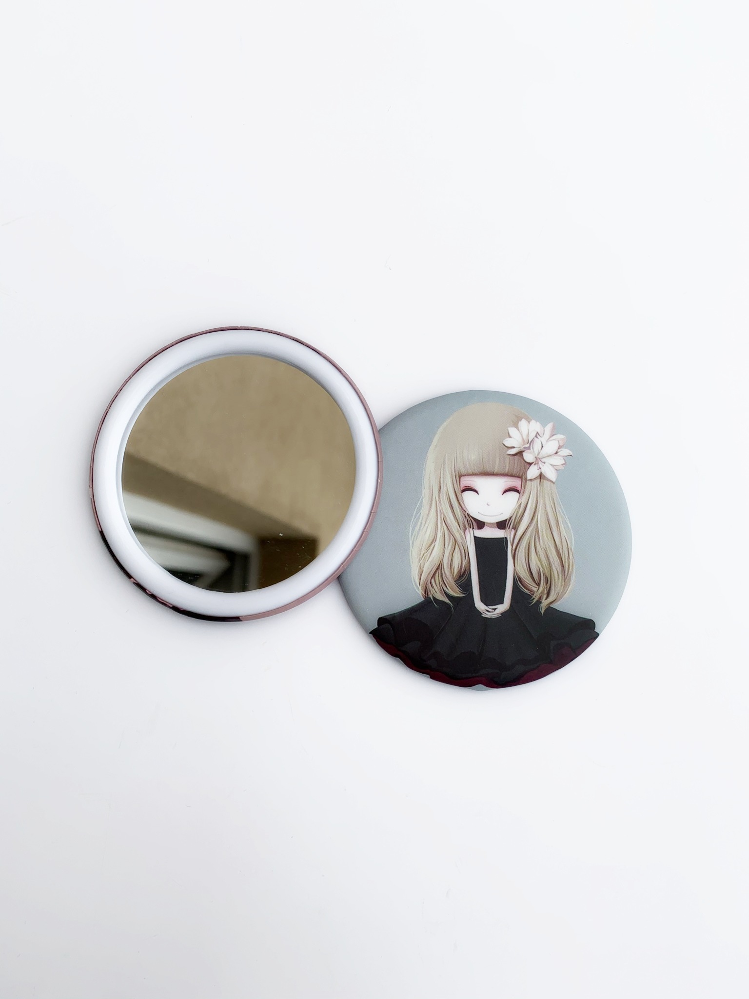 Zrcátko kapesní kosmetické holčička šedá