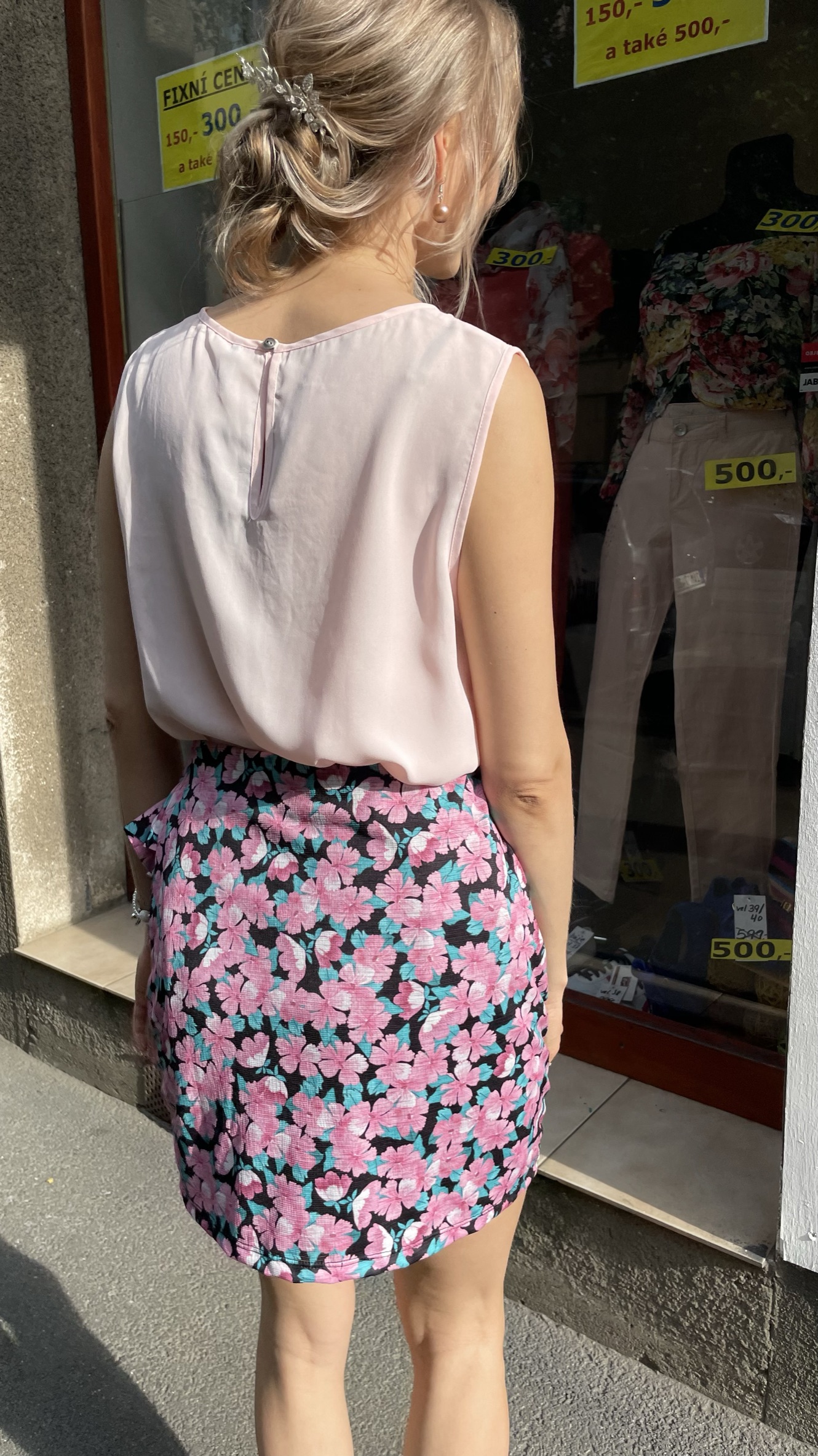 Sukně Pull&Bear s květinovým vzorem  vel. L