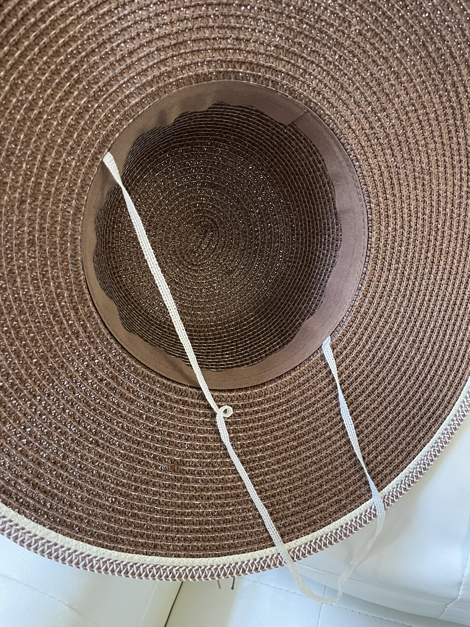 Klobouk dámský hnědý s ozdobami