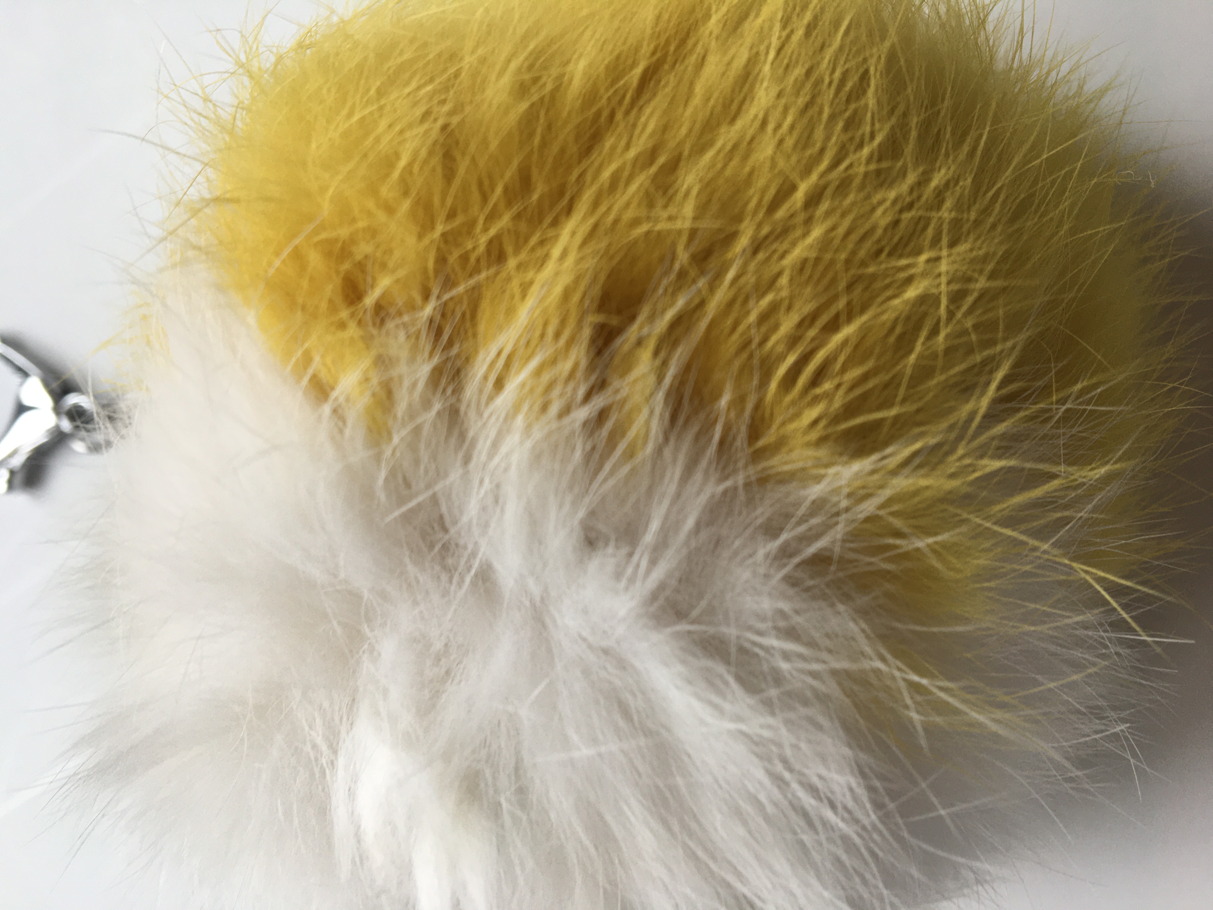 Přívěsek na klíče a kabelku Bambule z přírodní kožešiny