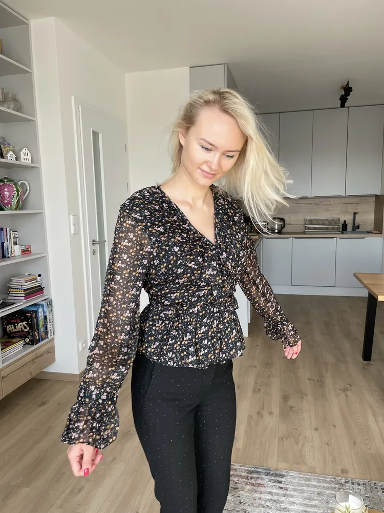 Halenka About You zavinovací černá s květinami vel. 38