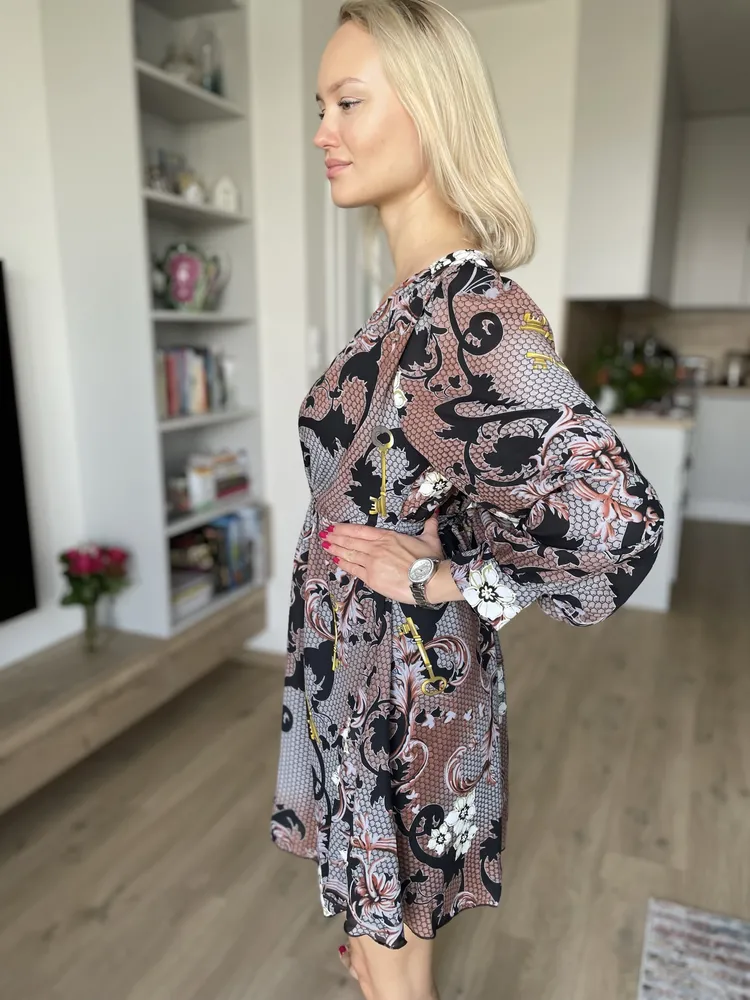 Šaty Zuiki hnědo-šedé s páskem vel. M