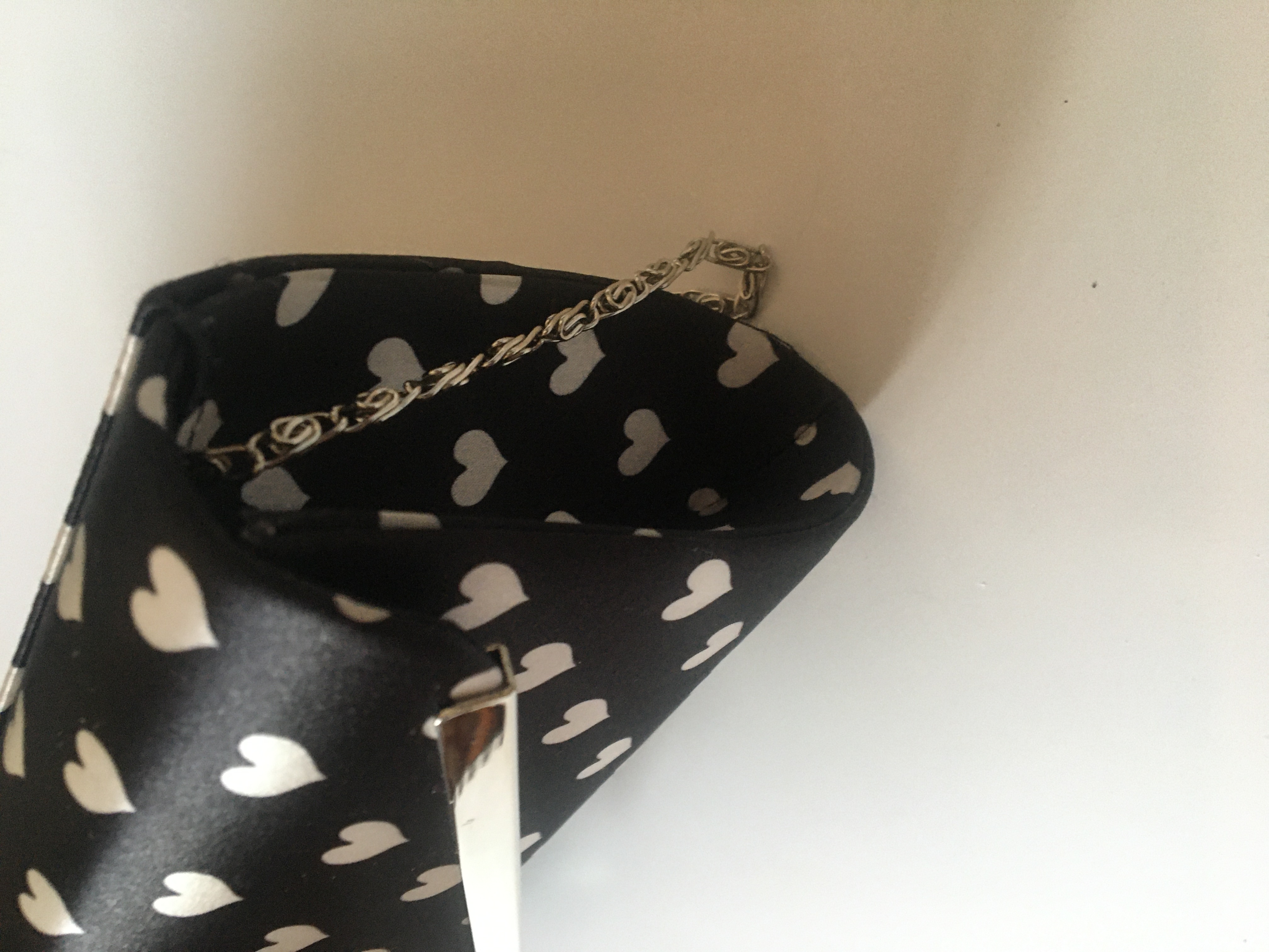 Kabelka společenská černá s potiskem srdce