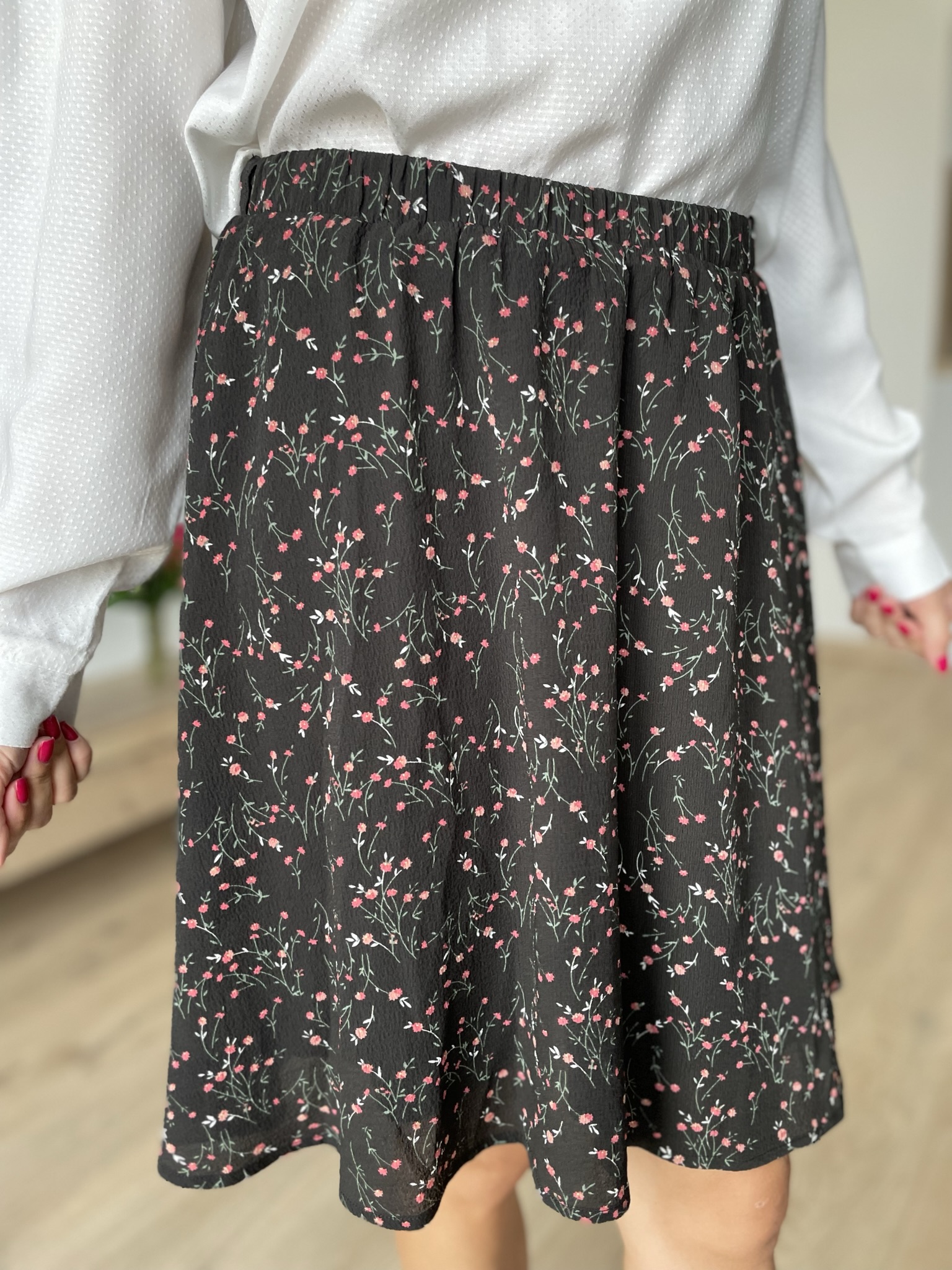 Sukně About You černá s květinovým vzorem vel. 40