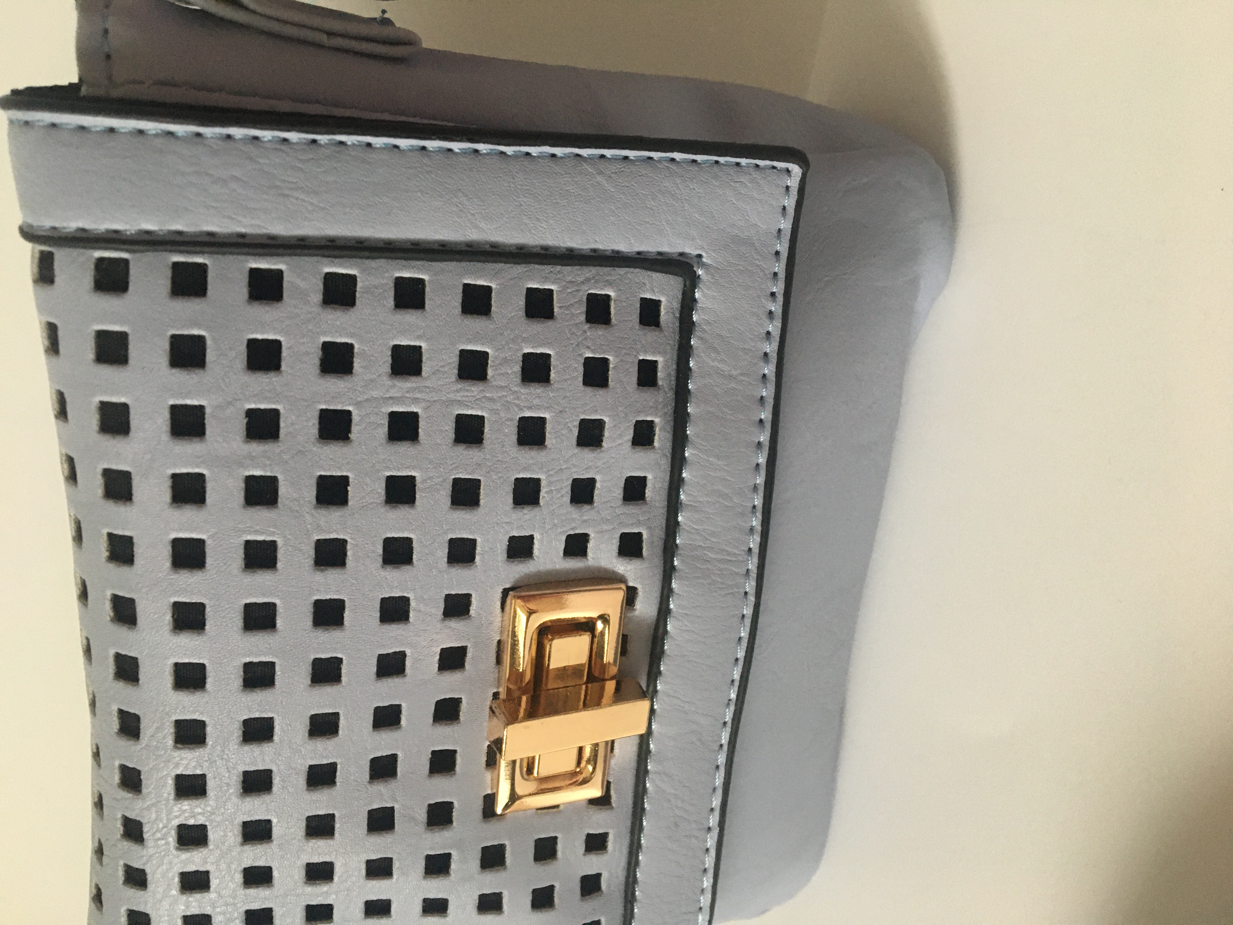 Kabelka malá fialová perforovaná