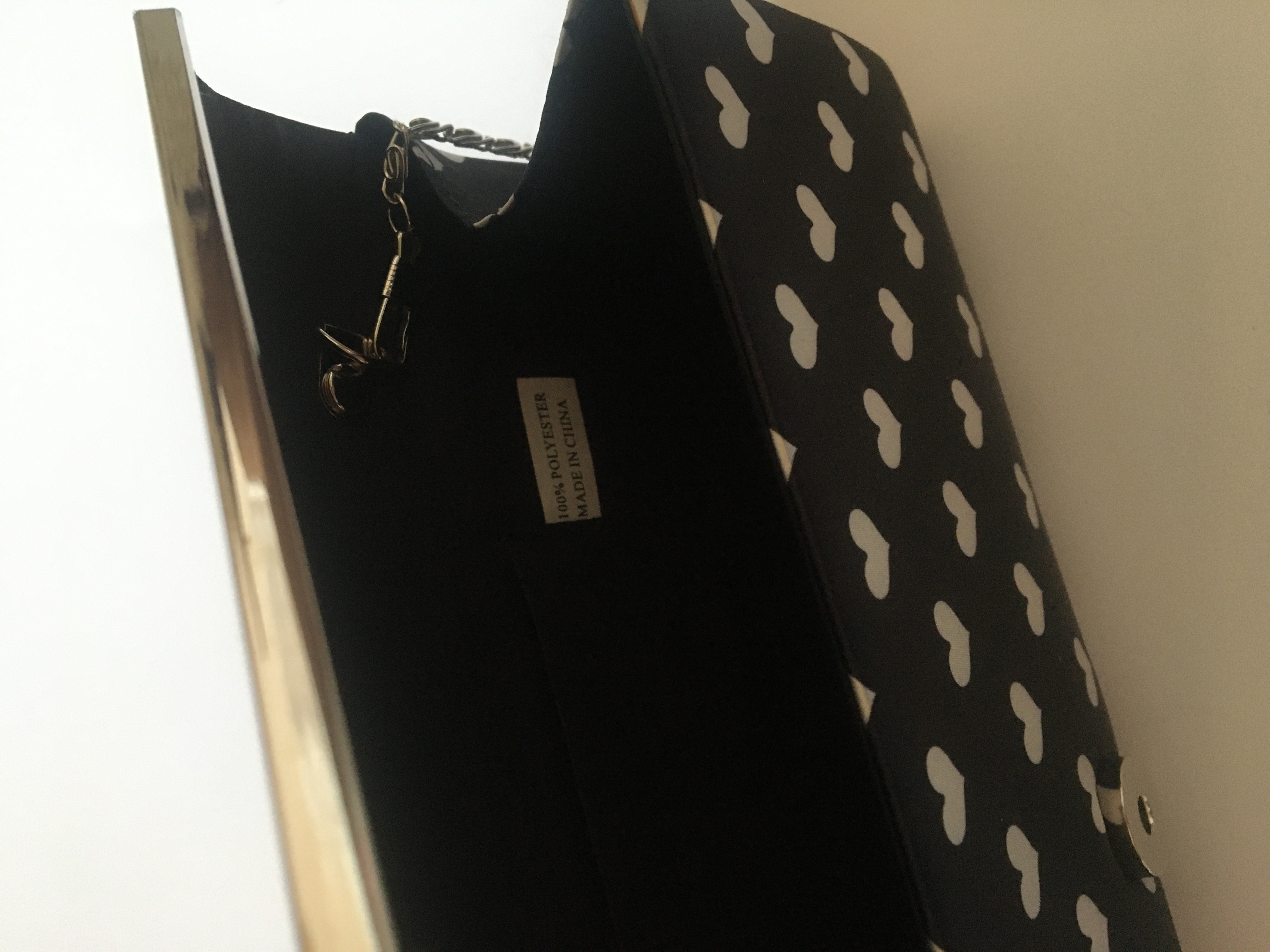 Kabelka společenská černá s potiskem srdce