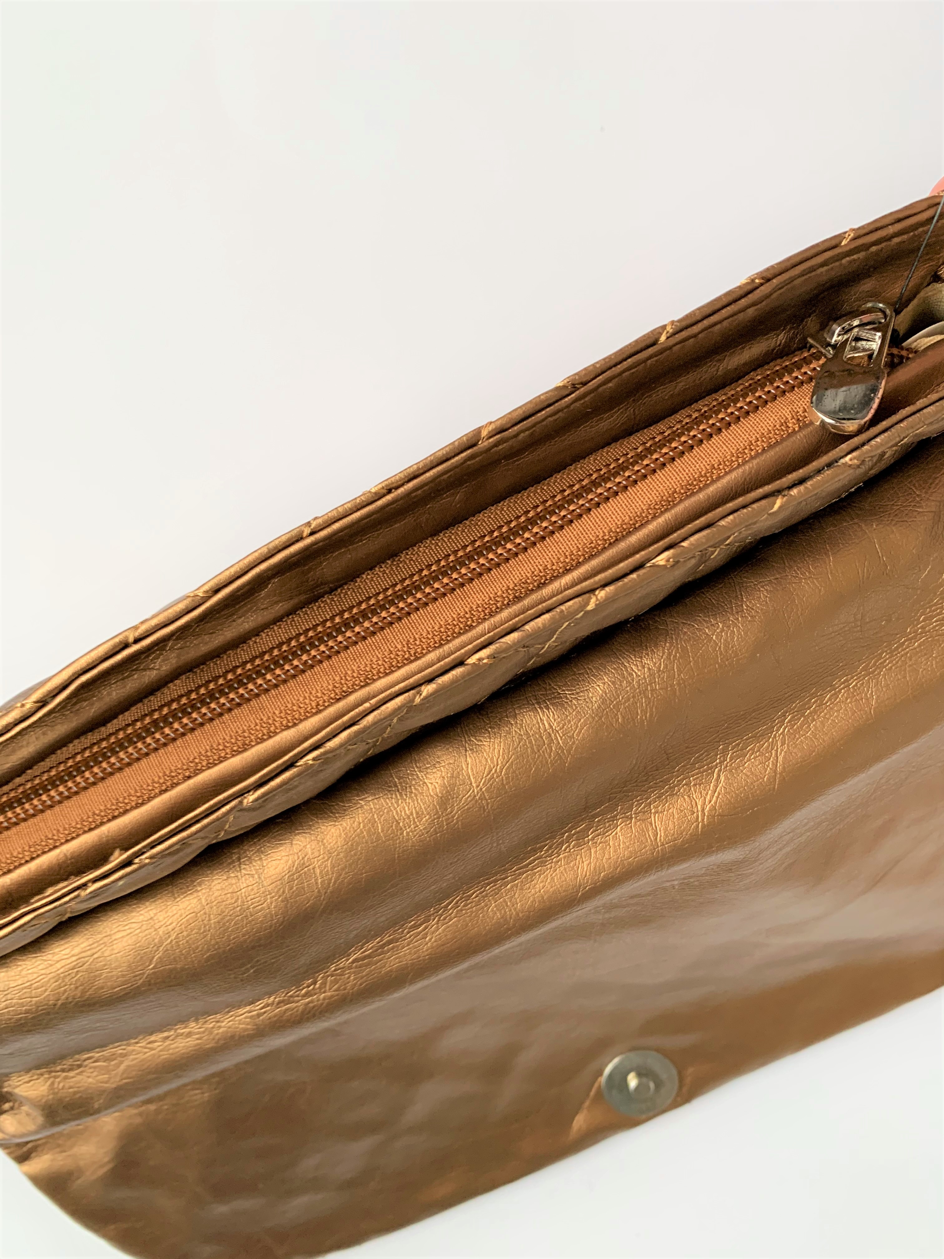 Kabelka společenská měděná s flítry