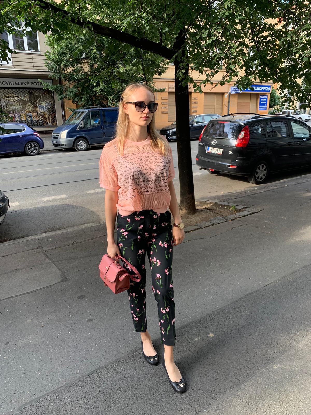 Kalhoty Flowers černé se vzorem vel. 34