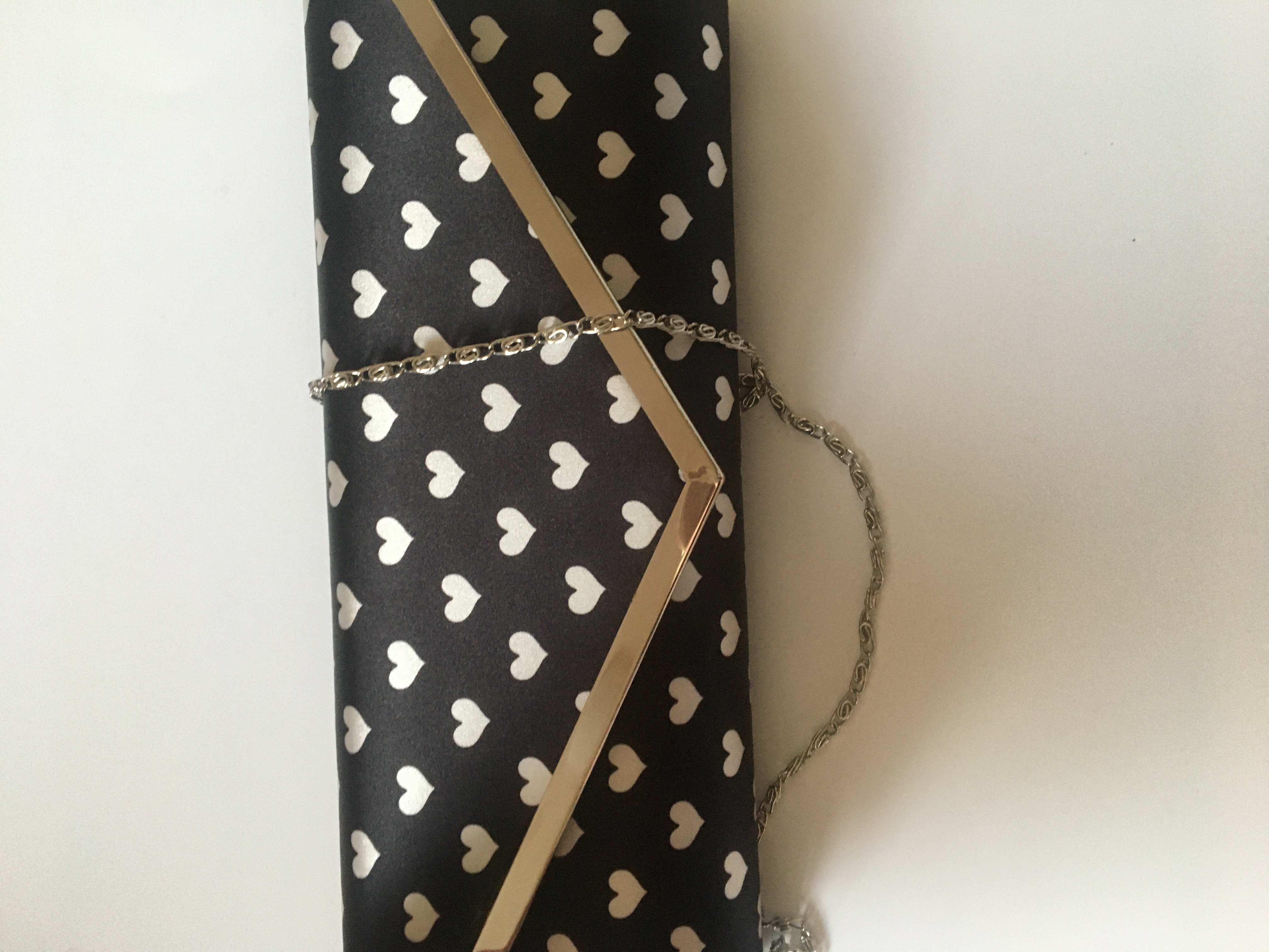 Kabelka společenská černá s potiskem srdce