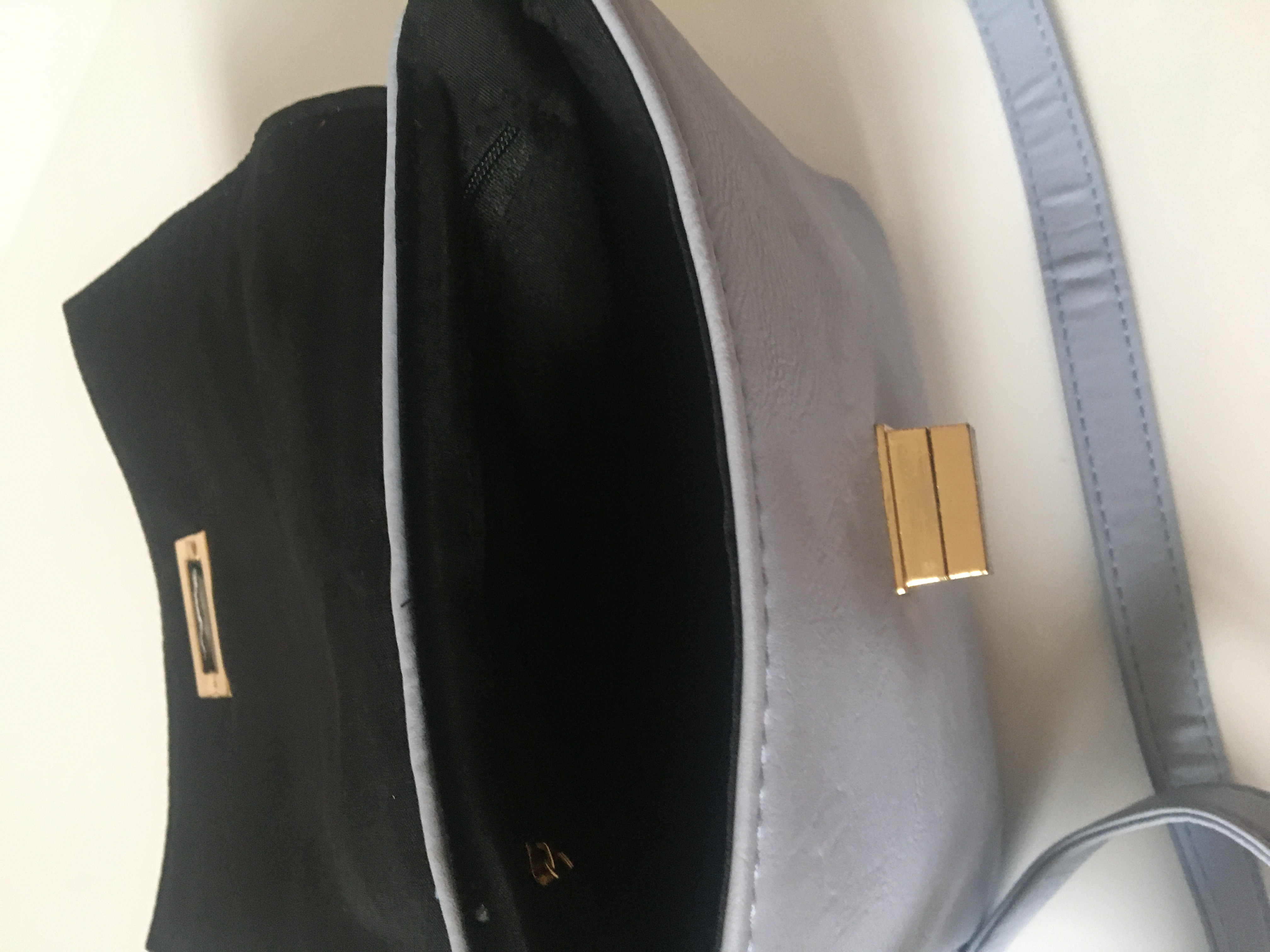 Kabelka malá fialová perforovaná