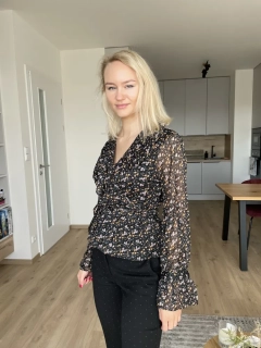 Halenka About You zavinovací černá s květinami vel. 38
